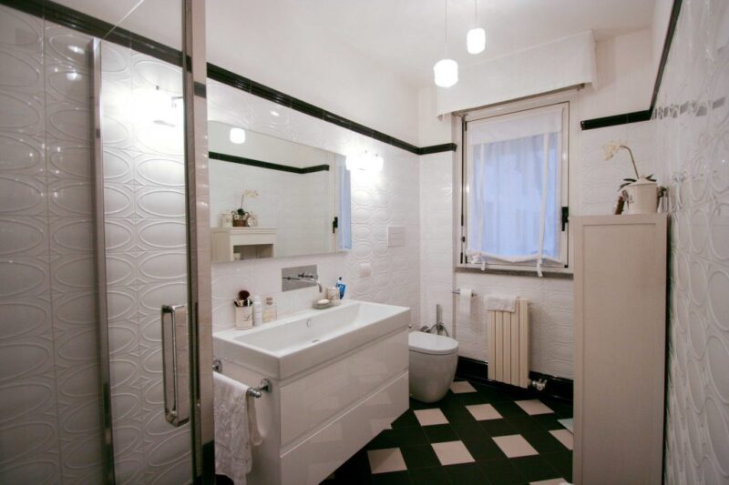 Bagno “classico rivisitato” in bianco&nero