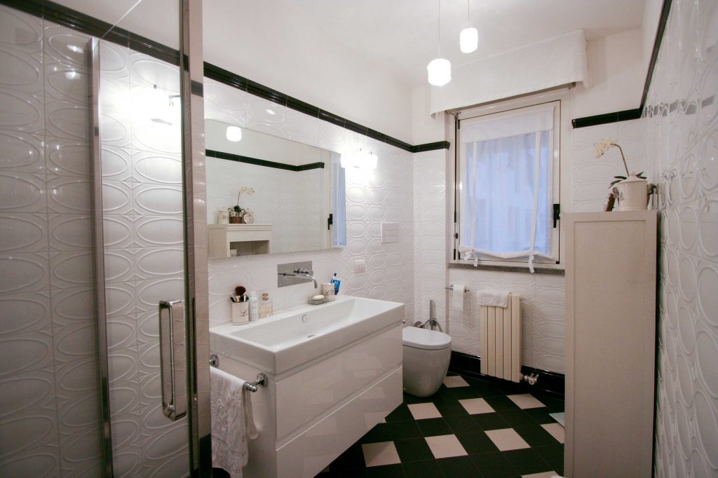 Bagno “classico rivisitato” in bianco&nero - Vista 1