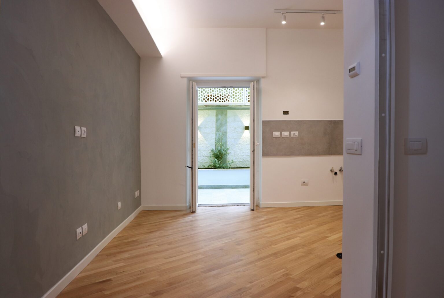 Ristrutturazione di un piccolo appartamento con giardino - Vista 2